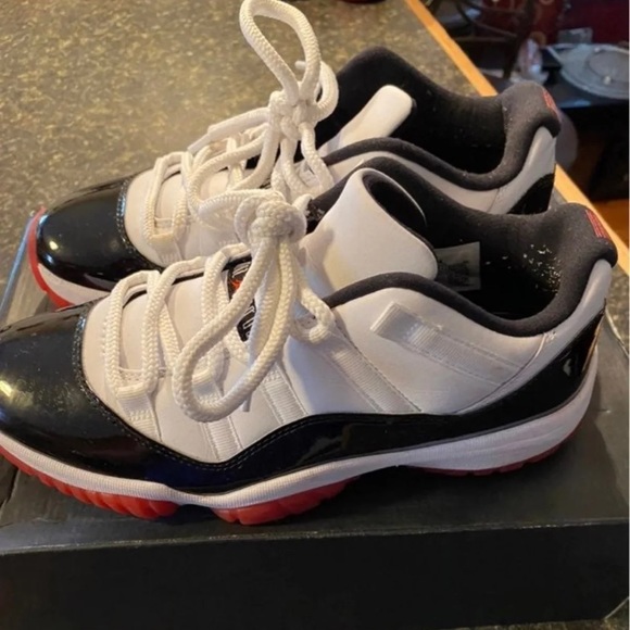 Jordan 11 Low Bred - Picture 1 of 4